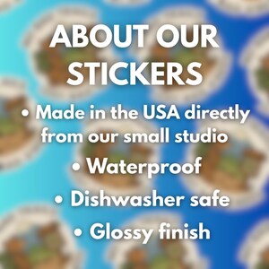 Puede incluir: Imagen con texto: "ACERCA DE NUESTROS STICKERS" y vi&ntilde;etas: "Hecho en EE. UU. directamente desde nuestro peque&ntilde;o estudio", "Impermeable", "Apto para lavavajillas" y "Acabado brillante". El fondo es un patr&oacute;n borroso azul y blanco.