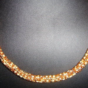 Tubular Herringbone Seed Bead Halskette auf Leder