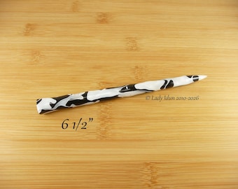 Palillo para el cabello de mayor longitud con forma de carámbano dálmata y perla acrílica