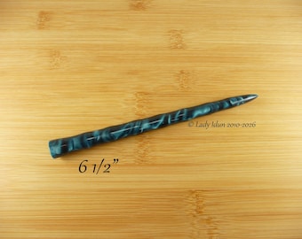 Horquilla larga tipo carámbano, color azul oscuro y verde azulado, acrílica.