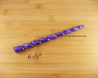 Palillo para el cabello de mayor longitud en espiral con cuerno de unicornio morado y acrílico