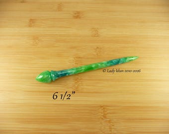 Barra para el cabello de longitud larga, color verde oscuro y medio, con cristales acrílicos de turmalina.