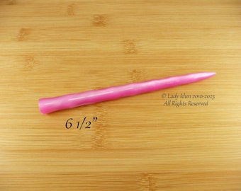 Palillo para el cabello de mayor longitud con forma de carámbano iridiscente rosa y remolino acrílico