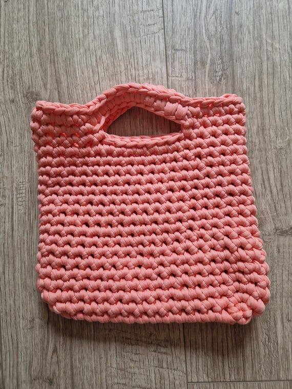 ピンク 編み物 クラッチバッグかぎ針編みのバッグ ピンク 編み物 クラッチバッグかぎ針編みのバッグ 鮮やかなピンク色の