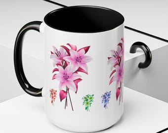 Könnte beinhalten: Weißer Keramikbecher mit schwarzem Innenraum, Griff und Rand. Der Becher zeigt ein Blumendesign aus rosa Lilien mit roten Blättern. Zusätzliche kleinere Blumenarrangements in verschiedenen Farben sind ebenfalls abgebildet.