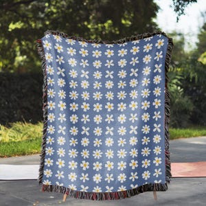 Cotton blue Throw Vintage Style Quilt & Cozy Picnic Blanket for Cottagecore Decor tapestry daisies flowers Woven Blanket housewarming gift
