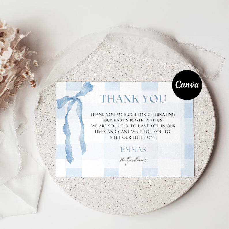 Może przedstawiać: Karta z podziękowaniami z baby shower z niebieskim wzorem w kratkę i akwarelową kokardą. Karta zawiera napis "THANK YOU", spersonalizowaną wiadomość i imię "EMMAS".