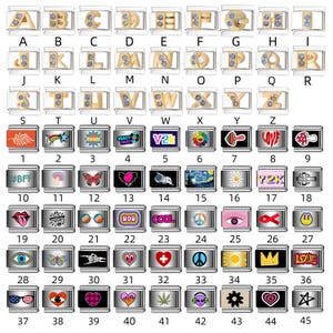 Puede incluir: Una colección de abalorios plateados. Los abalorios presentan letras del alfabeto, junto con varios diseños como una seta, una mariposa, un corazón y el texto "WOW". Algunos abalorios tienen detalles azules.