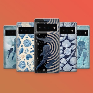 Puede incluir: Una colección de cinco fundas para teléfono con diseños únicos. Las fundas presentan ilustraciones de conchas marinas, tiburones ballena y patrones abstractos en tonos azules y blancos. Las fundas se muestran sobre un fondo naranja.