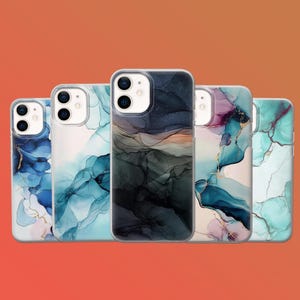 Puede incluir: Cinco fundas para teléfono con diseños abstractos en tonos azules, turquesas, morados y dorados. Las fundas presentan un efecto marmolado o acuarela. Las fundas son de plástico transparente.