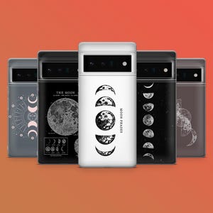 Könnte beinhalten: Fünf Handyhüllen mit Himmelsdesigns. Die Hüllen zeigen Illustrationen der Mondphasen, der Sonne und eine detaillierte Karte des Mondes. Die Hüllen sind in Grau-, Schwarz- und Weißtönen gehalten, mit dem Text "MOON PHASES" auf einer Hülle.