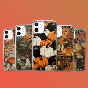 Pode incluir: Uma coleção de capas de telefone transparentes com designs de Halloween. As capas apresentam ilustrações de abóboras, fantasmas e as palavras "Trick or Treat" e "October". As capas estão dispostas em uma fileira contra um fundo laranja.