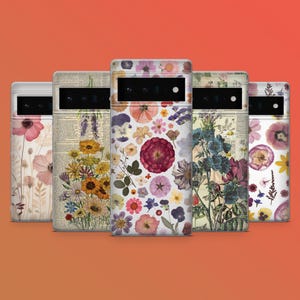 Op de afbeelding: Vijf telefoonhoesjes met bloemmotieven. De hoesjes hebben geperste bloemen in verschillende kleuren, waaronder roze, paars, geel en blauw, tegen een witte of vintage papieren achtergrond. De hoesjes zijn in een rij gerangschikt tegen een oranje achtergrond.