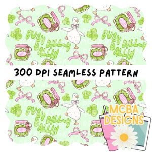 Pode incluir: Padrão sem costura com fundo verde claro com potes de picles, laços rosa e um ganso dançando. O texto "BUSY DILL-Y BALLIN" é repetido. As palavras "300 DPI SEAMLESS PATTERN" também são visíveis.
