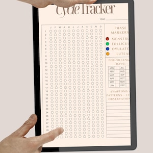 Puede incluir: Un rastreador de ciclo digital que se muestra en una tableta. El rastreador presenta una cuadrícula con círculos para cada día del mes y secciones para marcadores de fase, duración del período y observación de síntomas. El texto "Cycle Tracker" está en la parte superior.