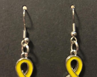 Pendientes de lazo amarillo con la frase "Llévalos a casa" para concientizar sobre la toma de rehenes.