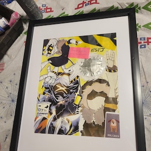 Peut inclure: Œuvre d'art encadrée présentant un collage de personnages de style anime en noir, jaune et blanc. Un post-it rose indique "Great energy and imagination". L'œuvre est dans un cadre noir avec un passe-partout blanc.