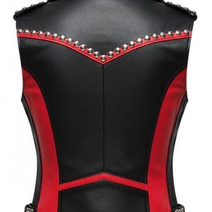 Puede incluir: Chaleco de cuero negro y rojo con detalles de tachuelas plateadas. El chaleco presenta un cuello tachonado, paneles laterales rojos y hebillas plateadas decorativas. Una prenda elegante y atrevida.