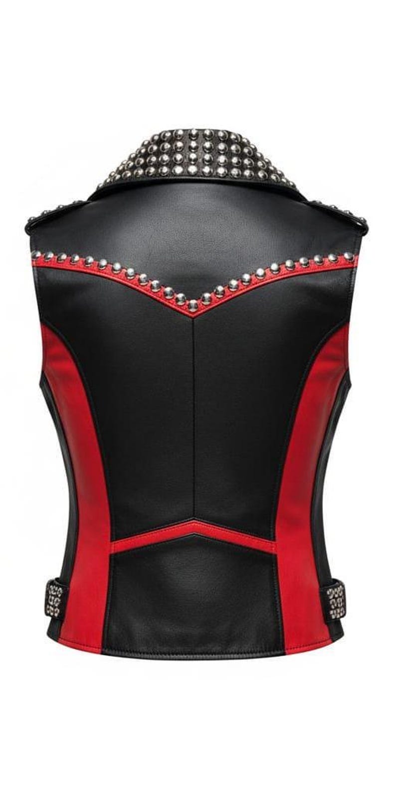 Puede incluir: Chaleco de cuero negro y rojo con detalles de tachuelas plateadas. El chaleco presenta un cuello tachonado, paneles laterales rojos y hebillas plateadas decorativas. Una prenda elegante y atrevida.