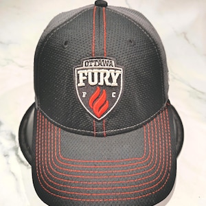 Gorra vintage del Ottawa Fury FC: gorra snapback gris de New Era, pieza de colección de fútbol.