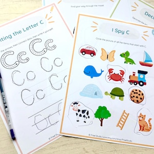 Puede incluir: Hojas de trabajo educativas para ni&ntilde;os. Una hoja presenta el texto "Writing the Letter C" con ejercicios de trazo. Otra, "I Spy C", muestra ilustraciones coloridas de elementos que comienzan con C, como un coche, una mariposa y un cangrejo.