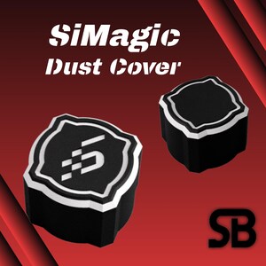 Puede incluir: Cubiertas antipolvo negras con ribete blanco y un logotipo, sobre un fondo degradado rojo. El texto "SiMagic Dust Cover" se muestra en blanco. El logotipo es una "S" estilizada blanca y un símbolo "5".
