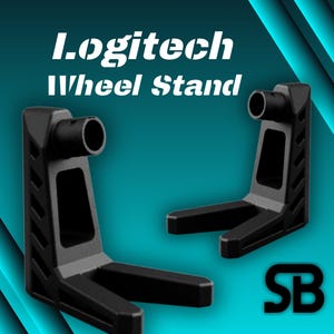 Può includere: Due supporti per volante Logitech neri sono mostrati su uno sfondo sfumato blu e turchese. I supporti hanno un design robusto e angolare con una parte superiore cilindrica e una base ampia. Il testo "Logitech Wheel Stand" è in alto.
