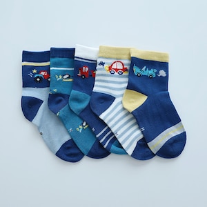 Può includere: Cinque paia di calzini per bambini con disegni di auto. I calzini presentano varie tonalità di blu, con accenti di rosso, giallo e bianco. Ogni calzino ha una grafica di auto diversa, tra cui un camion rosso e un'auto blu.