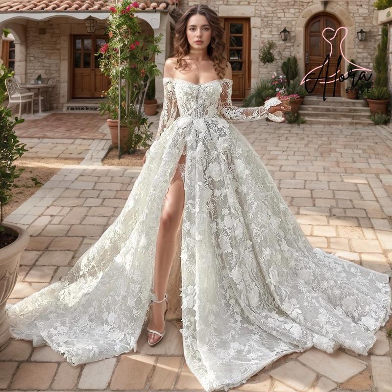 Elegante vestido de novia con corsé de encaje, mangas largas y falda con abertura. Vestido de novia con hombros descubiertos y estampado floral 3D para ceremonias románticas al aire libre.