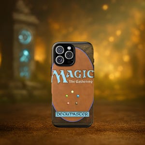 Puede incluir: Funda de teléfono negra con el diseño de la parte posterior de la carta Magic: The Gathering. La funda tiene un fondo marrón con la palabra "MAGIC" en azul y el texto "The Gathering" debajo. La funda también tiene el texto "DECKMASTER" en un rectángulo azul.