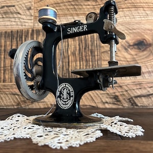 Macchina da cucire vintage Singer modello 20 Sewhandy per bambini / Macchina da cucire giocattolo antica in miniatura / Oggetto da collezione Singer in ghisa degli anni &#39;50