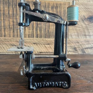 Macchina da cucire giocattolo automatica Smith & Egge – Miniatura antica dei primi anni del 1900