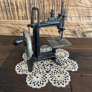 Macchina da cucire in miniatura in ghisa Smith & Egge &quot;Little Comfort Improved&quot; vintage – Giocattolo antico da collezione pre-1930
