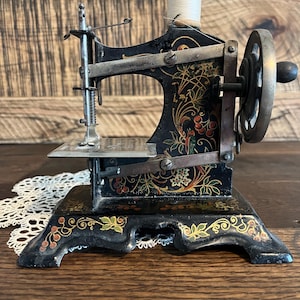 Vintage Müller 1A Kinder Sewing Machine – German Hand Crank Toy – Antique Miniature Sewing Machine