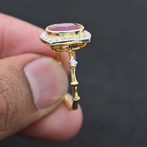 Anillo con halo de diamantes y rubí natural, banda de bambú de diseño en oro macizo, gema preciosa roja sin tratar de talla ovalada, regalo de piedra natal de julio