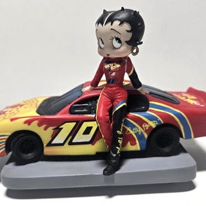 Vintage 2005 BETTY BOOP &quot;Leaning Against Car Door&quot; Musical Figurine