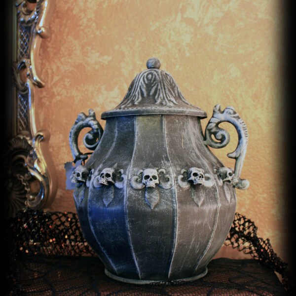 Holloweenified - Metal vase with Lid with Skulls