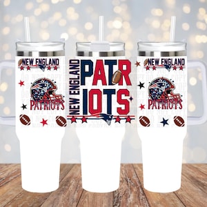 Può includere: Bicchiere bianco con le parole "NEW ENGLAND PATRIOTS" in rosso, bianco e blu. Il design include un casco da football americano, palloni da football e stelle. Il bicchiere ha un coperchio argentato e una cannuccia.