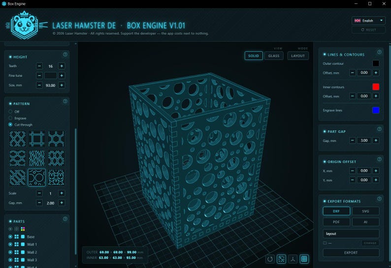 K&ouml;nnte beinhalten: Eine digitale Benutzeroberfl&auml;che f&uuml;r die Software Box Engine V1.01, die ein 3D-Drahtgittermodell einer rechteckigen Box mit kreisf&ouml;rmigem Ausschnittmuster an den Seiten zeigt. Der dunkelblaue Bildschirm enth&auml;lt verschiedene Bedienfelder f&uuml;r Einstellungen.