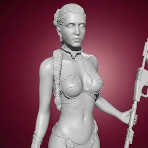 Könnte beinhalten: Graue 3D-gedruckte Skulptur einer weiblichen Figur in einem Bikini, die eine stabartige Waffe hält. Die Figur hat eine detaillierte Frisur mit einem langen Zopf und trägt einen Halsband und Armbänder. Der Hintergrund ist einfarbig kastanienbraun.