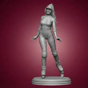 Puede incluir: Escultura en escala de grises de una persona con un body, casco, rodilleras y patines. La figura está sobre una base circular sobre un fondo rojo oscuro. La escultura es detallada y realista.