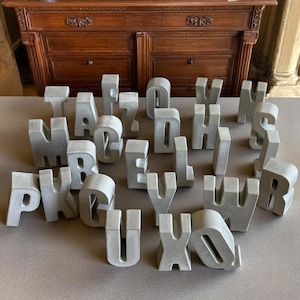 Bloques de letras de hormigón: decoración con nombre personalizada de estilo industrial / Bloque de monograma hecho a mano / Iniciales rústicas modernas para estantería / Regalo para él o ella