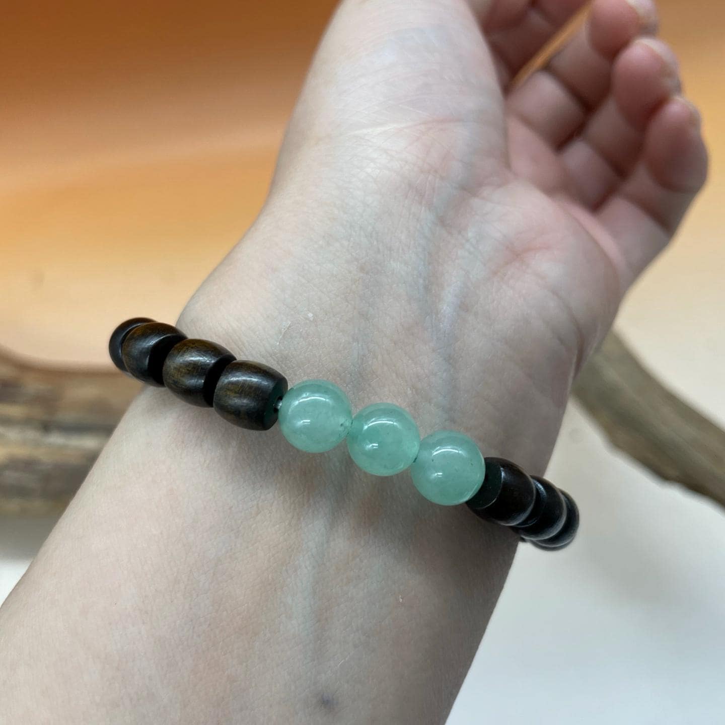 翡翠とウッドビーズのブレスレット：サギノーベルズオーキッド