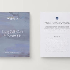 以下が含まれることがあります： 「From Self-Care to Surrender」というタイトルと「A Biblical Reflection Activity」というテキストが表紙に書かれた、スパイラル綴じのノート。表紙は青と紫の色合いの水彩画風のデザインです。ノートは開かれており、内側のページが表示されています。