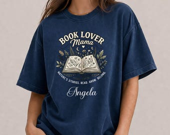 Camiseta Comfort Colors para amantes de los libros, camiseta botánica para lectores, regalo personalizado con nombre, atuendo literario estilo cottagecore.