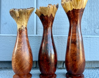 Jarrón de madera de Amboyna con borde natural y diseño estriado.