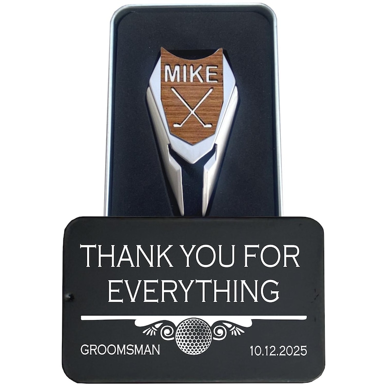 Regalo personalizado para padrinos de boda: marcador de pelota de golf grabado y herramienta para hacer hoyos. imagen 1
