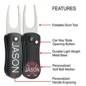 Puede incluir: Herramienta de reparaci&oacute;n de divot de golf personalizada con un mango negro, una base de metal y un marcador de bola de golf de madera. El mango tiene un bot&oacute;n para abrir la herramienta de reparaci&oacute;n de divot y est&aacute; grabado con el nombre "JASON".