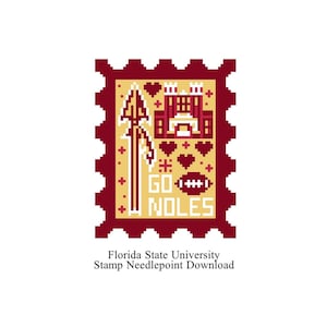 Puede incluir: Un diseño de punto de cruz granate y dorado en forma de sello postal. El diseño incluye una lanza, un edificio, corazones y un balón de fútbol, con las palabras "GO NOLES". El texto "Florida State University Stamp Needlepoint Download" está debajo.