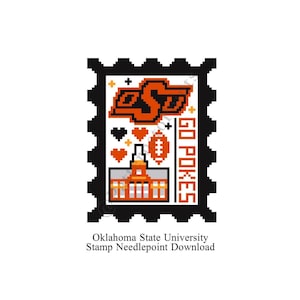 Può includere: Un design di francobollo pixelato con il logo della Oklahoma State University in arancione e nero, con le parole "GO POKES" sul lato. Il francobollo include anche un pallone da football, cuori e un edificio. Il testo "Oklahoma State University Stamp Needlepoint Download" è in basso.